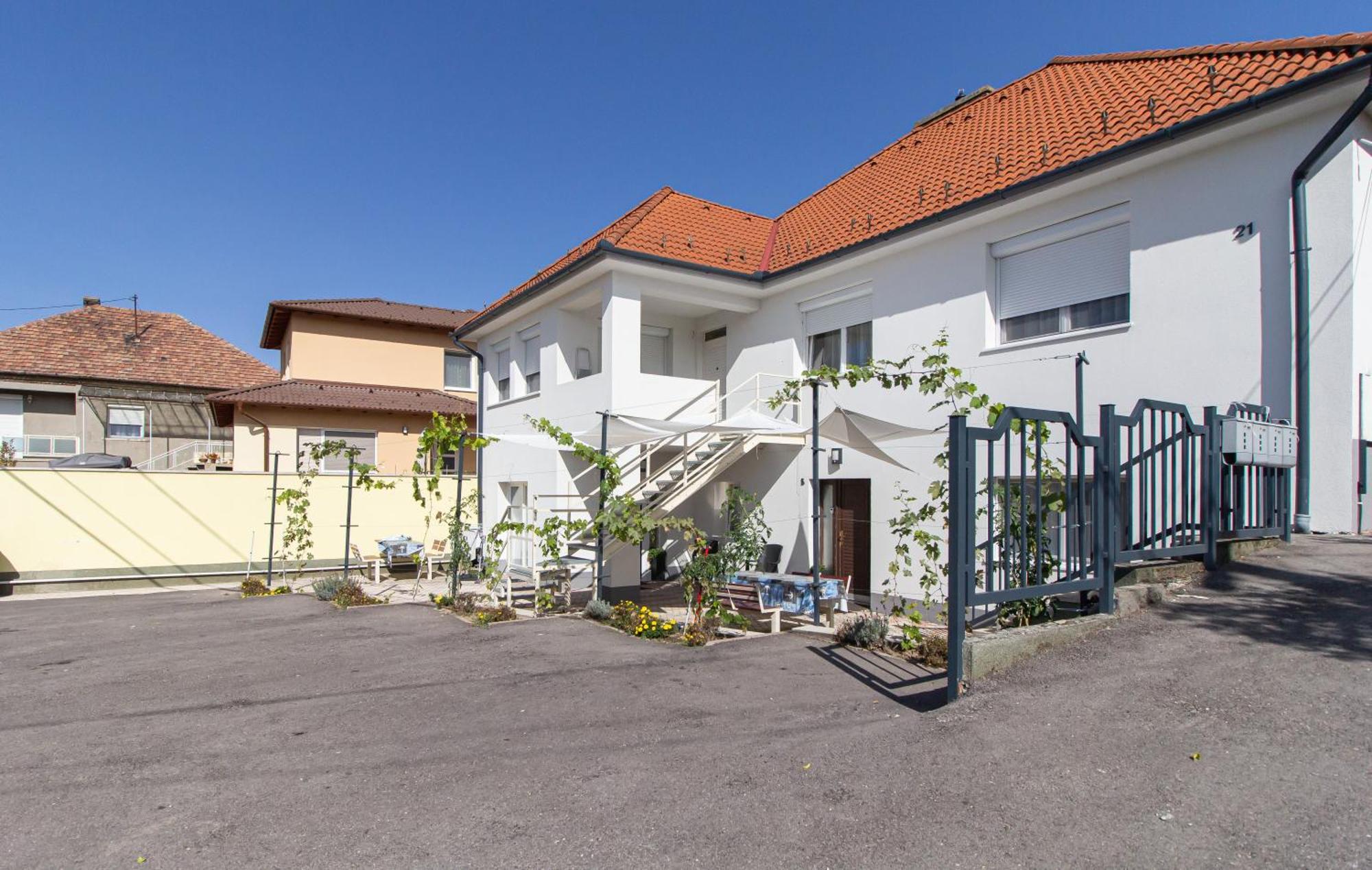 Deli Terasz B Apartman Free Parking, Self-Check-In Anytime Γκιόρ Εξωτερικό φωτογραφία