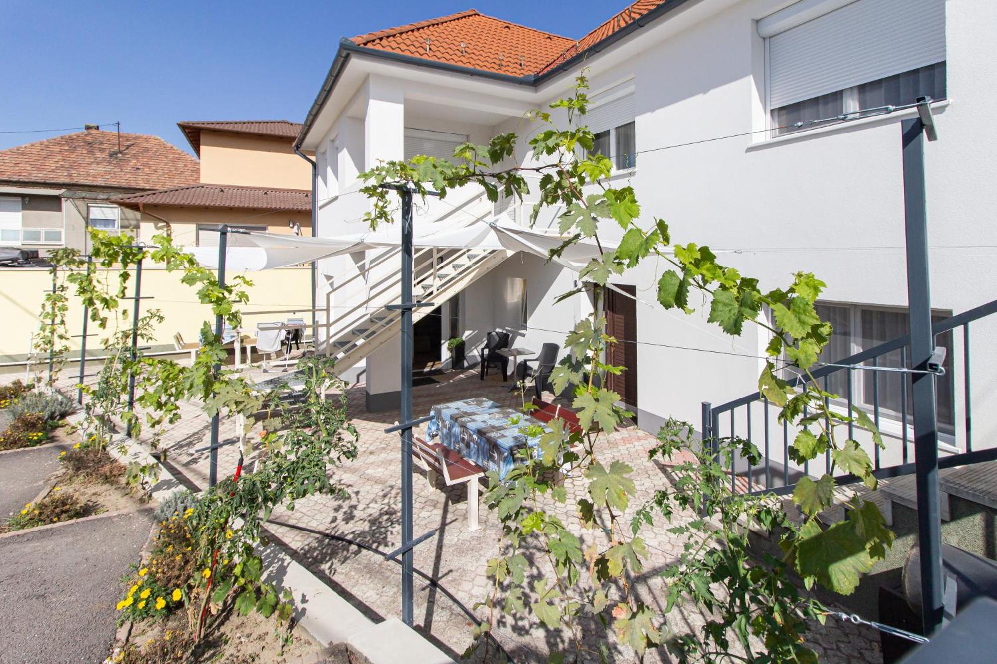 Deli Terasz B Apartman Free Parking, Self-Check-In Anytime Γκιόρ Εξωτερικό φωτογραφία